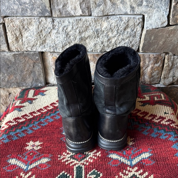 UGG Australia Style 5381 Black Leather/Sheepskin Lines Size 8 Boots - Picture 2 of 8